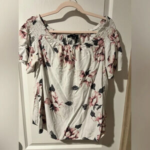 Harve Bernard 1X white and pink floral top